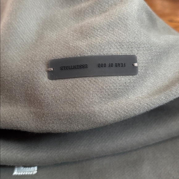 Essentials Fear of God State Hoodie in moss 10 big kids - Picture 8 of 13